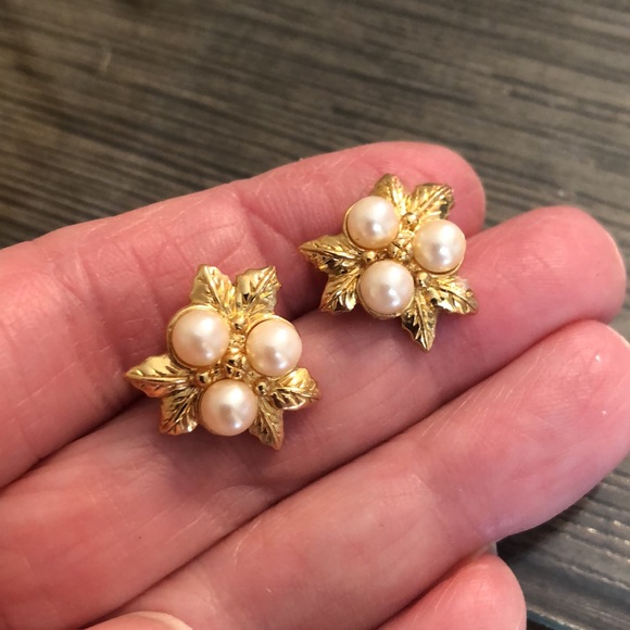 Vintage Avon Three Pearl Earrings Floral - Picture 6 of 9